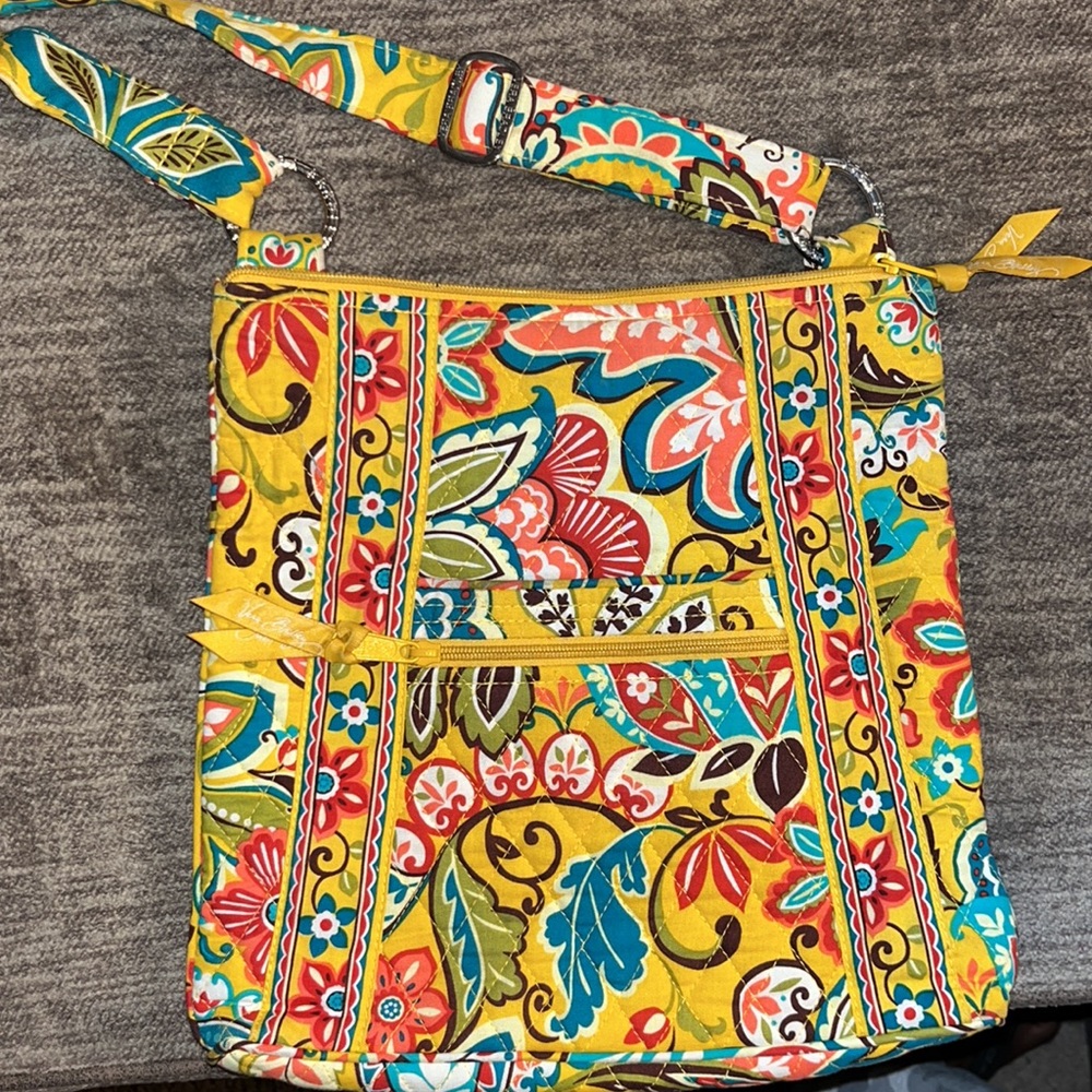 Beautiful Vera Bradley crossbody bag! Great condition!